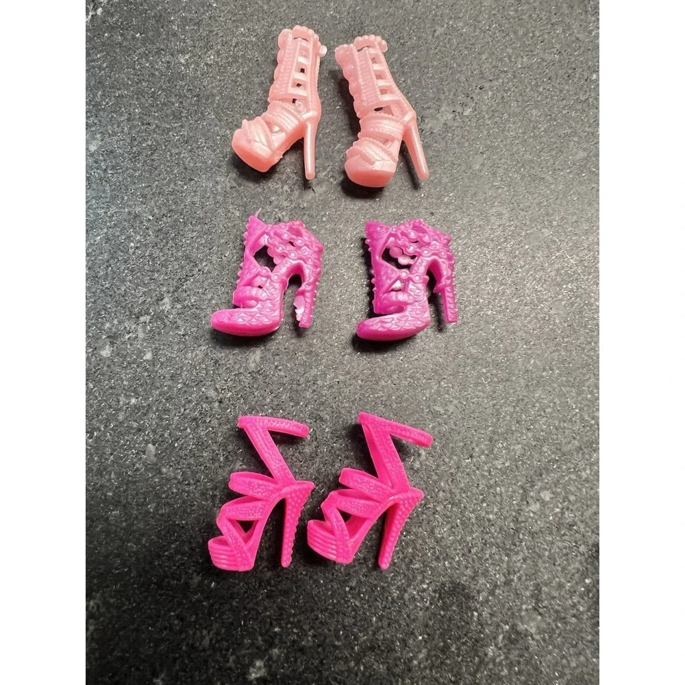 Lot of 19 Pairs Fashion Doll Shoes – Barbie / Bratz Style Accessories‎
